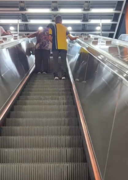 港鐵職員陪婆婆遊電梯河從後守護　極暖心獲網民激讚「一絲不苟」