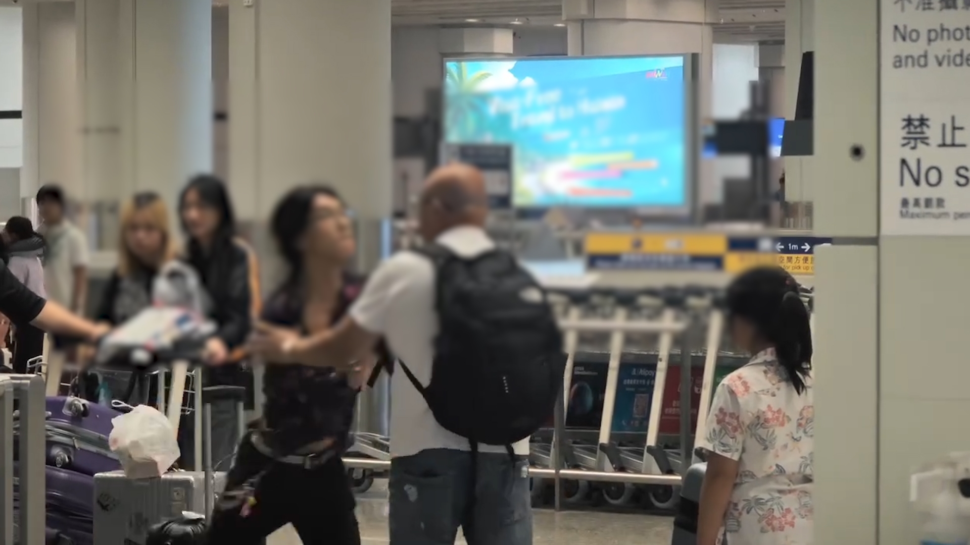 機場MMA｜護女父大戰四眼男　男子「手指指」爆粗鬧細路終爆衝突變碌地沙