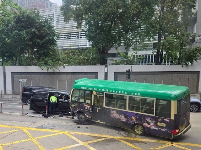 灣仔禮頓道3車串燒，專線小巴越線撞七人車。(FB@bosco chu)