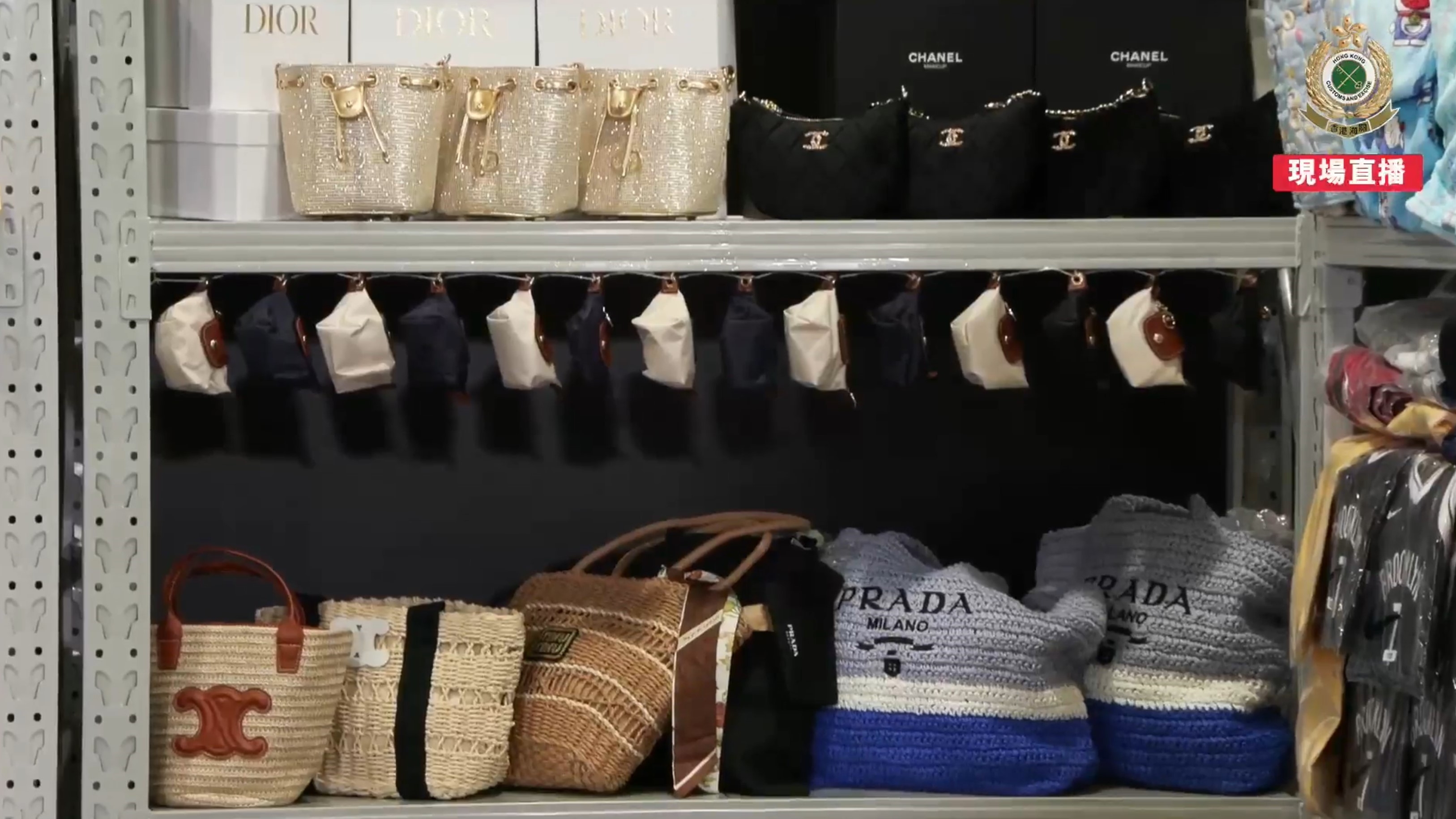 海關突擊搜查位於屯門工廠大廈的冒牌物品儲存倉庫，檢獲約4300件懷疑冒牌物品。（海關Facebook直播截圖）