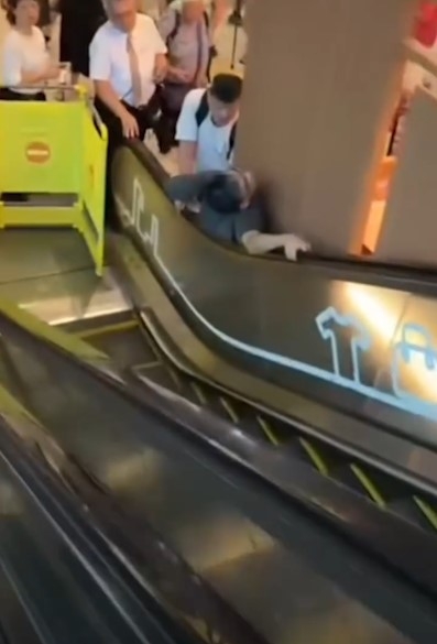 屯門七旬翁為「執菜」慘被卡扶手電梯側　網民：好奇點樣夾入去