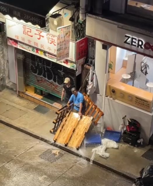 中環爆水喉射3米高水柱　男工人捨身「肉身擋水柱」