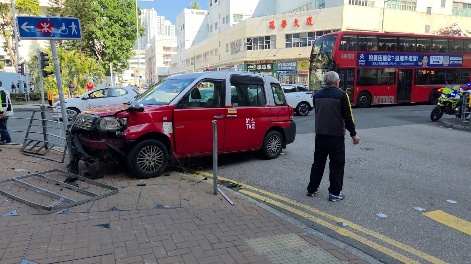 事發後，的士車頭損毀，圍欄亦被撞毀。（Facebook圖片／車cam L（香港群組）／Kitty Melody）