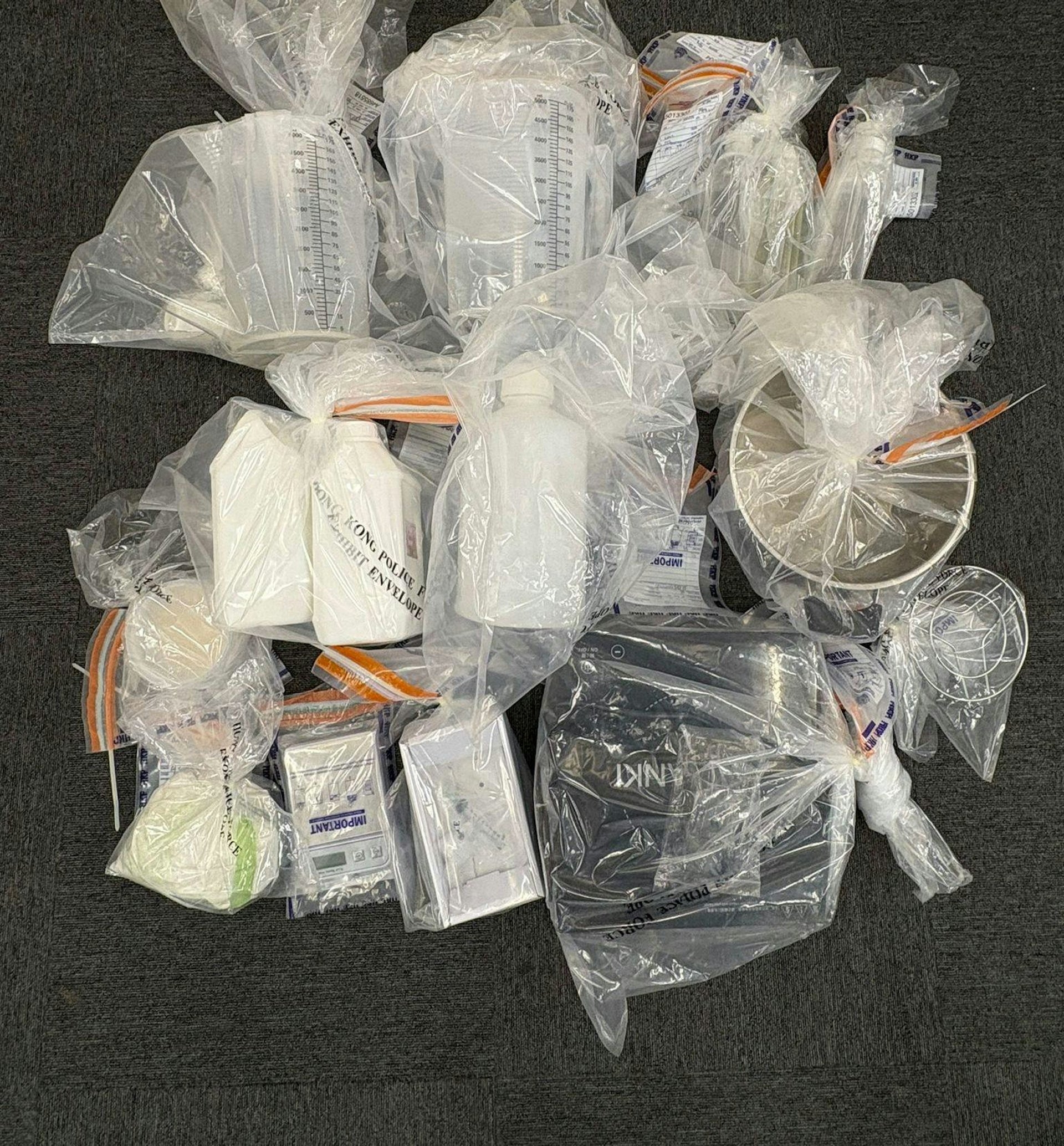 警方檢獲約16.5公斤懷疑大麻花、約1500粒懷疑依托咪酯煙彈、約650克懷疑依托咪酯粉末及一批製毒工具。（警方圖片）