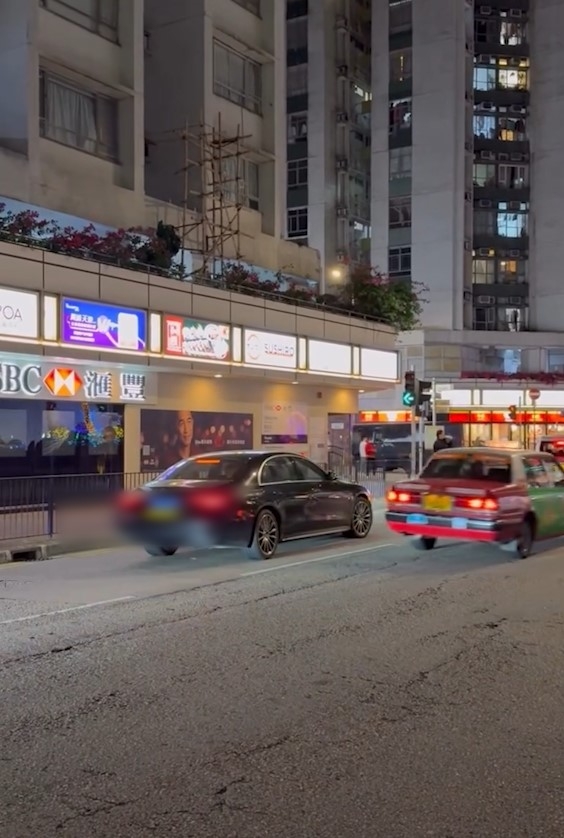 特權車香港橫行「冇王管」？黃埔花園外公然停車激死街坊：玩手機塞住條路