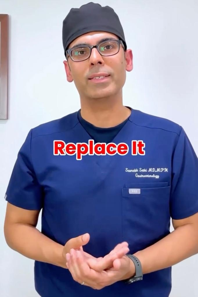 醫生在影片中做出「更換」的手勢。