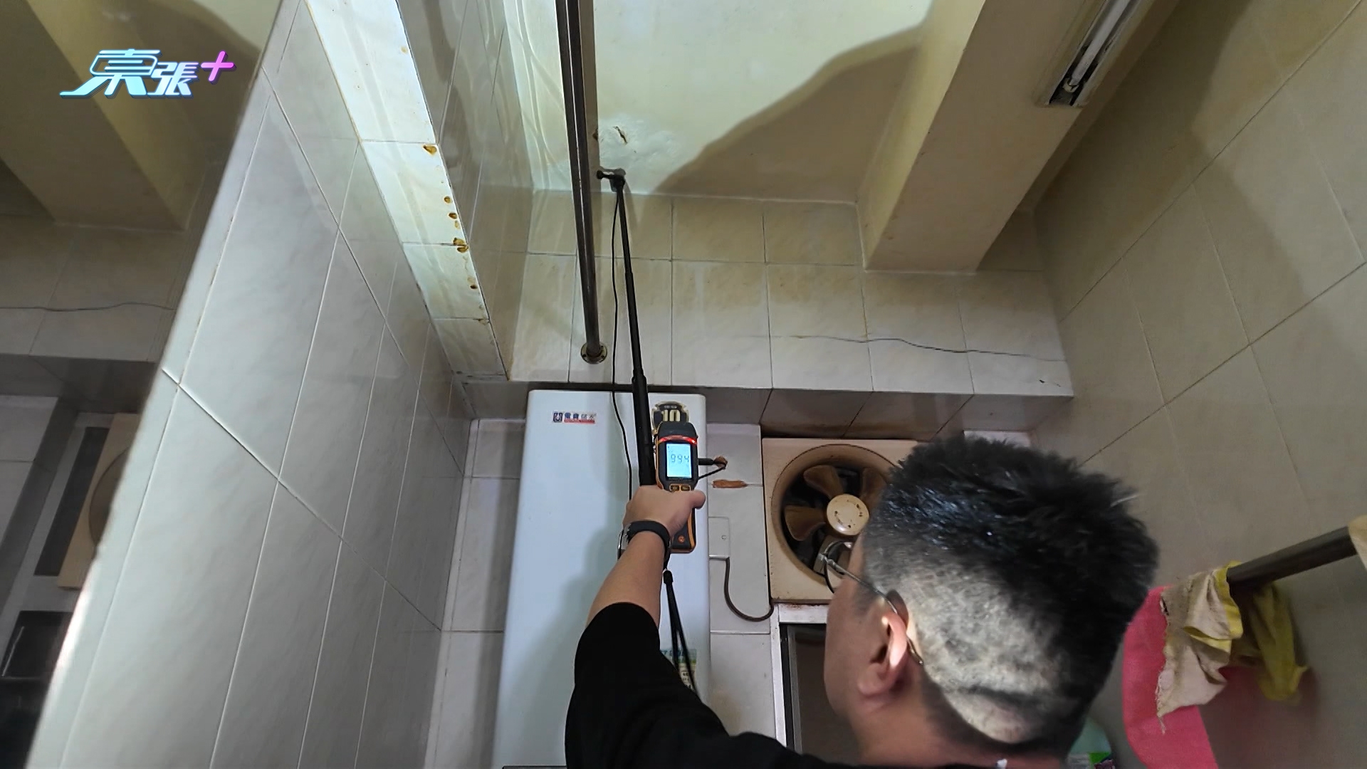 《東張》又找來滲水專家Tony到場查看，他指出，紅外線偵測顯示 5 樓地台底部濕度較高，相信是水從該處滲到樓下所致。