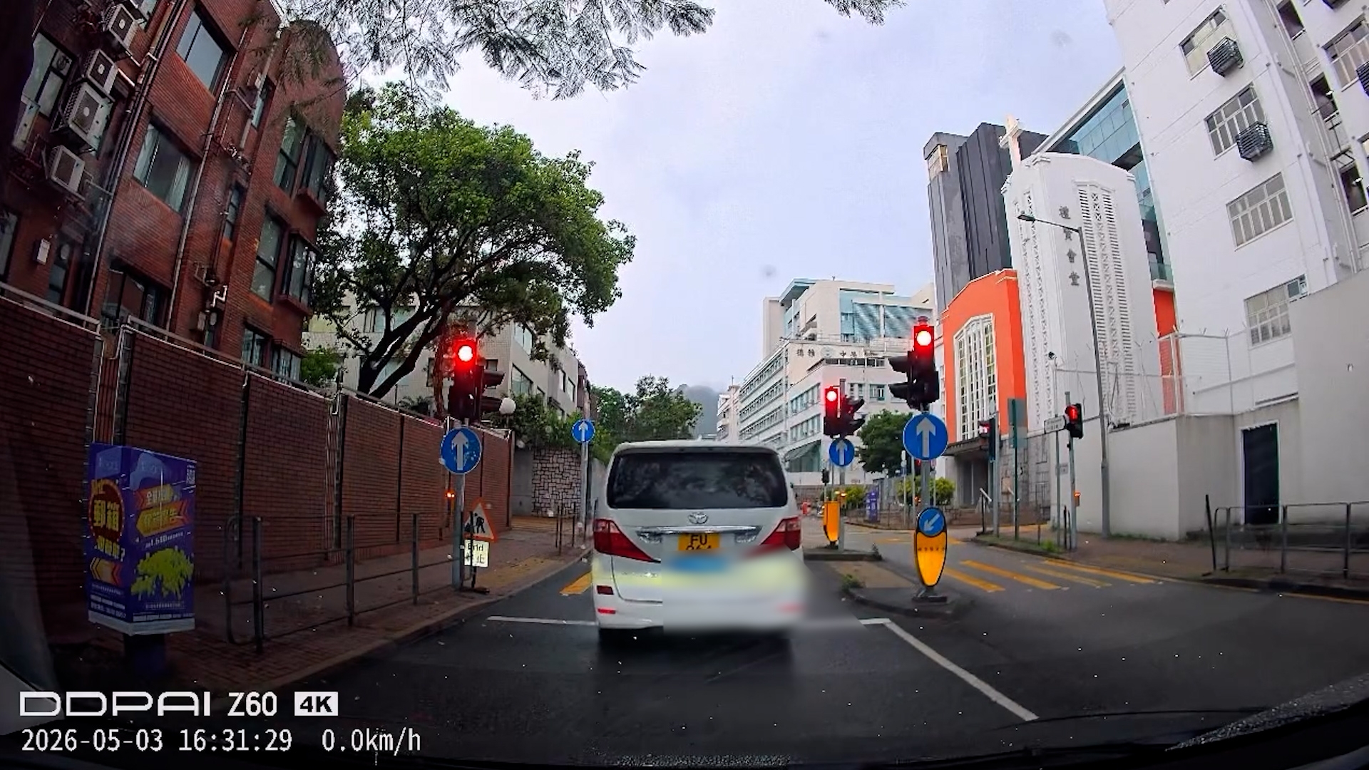 車Cam直擊｜九龍塘「FU車牌」違例衝紅燈無視法紀　網民憂舉報都無用？（Threads＠murmur.around）