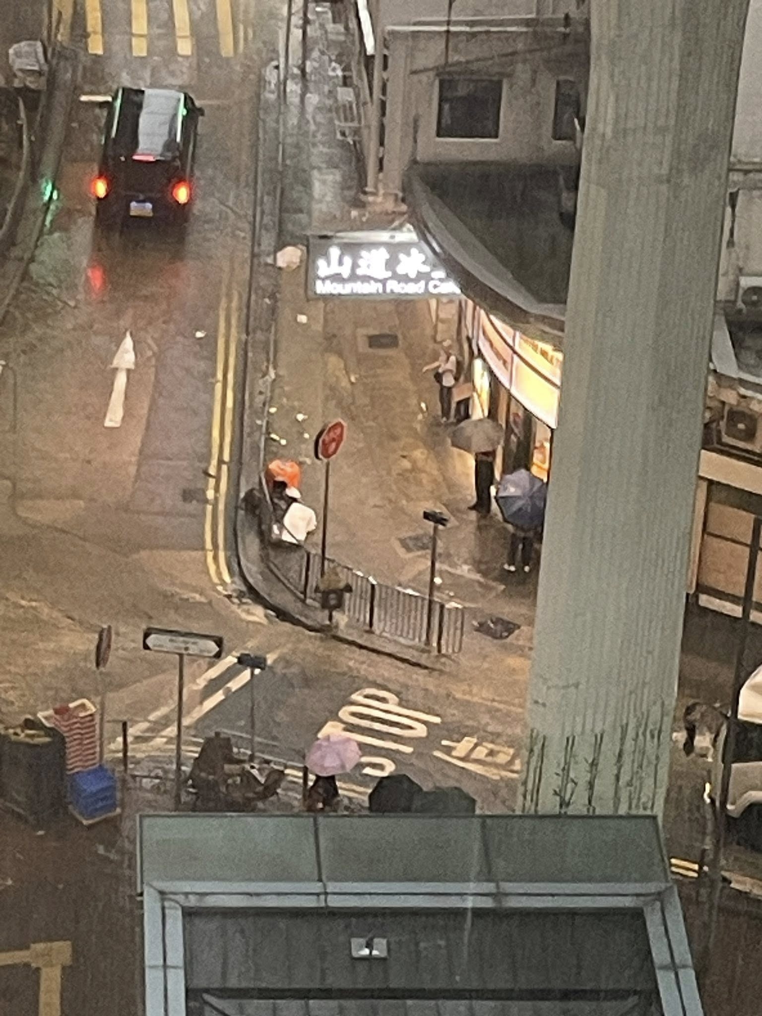 暴雨｜港島中西區再變澤國　山道天橋又水浸化為「激流」勁誇張