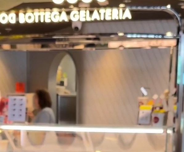 尖沙咀雪糕店店員狂舔雪糕匙過程被拍下