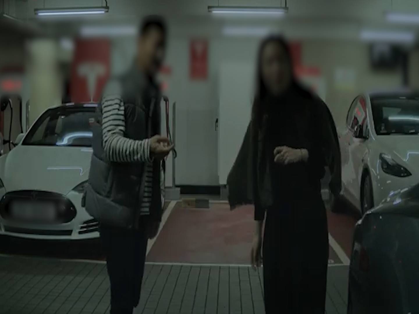 Tesla女司機停車場泊車有人睇實都揩花對面