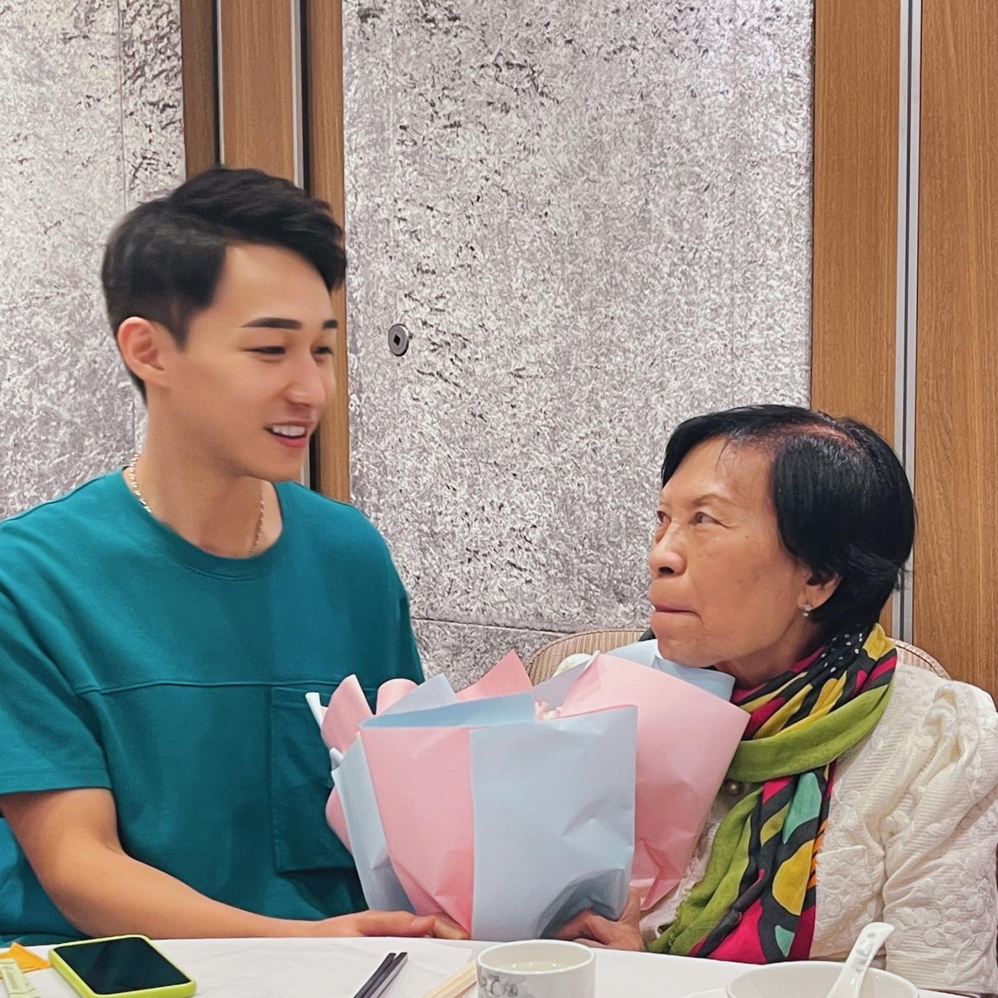 噚日容天佑喺社交平台上載合照，原來佢提早一個月為魚毛慶祝生日。