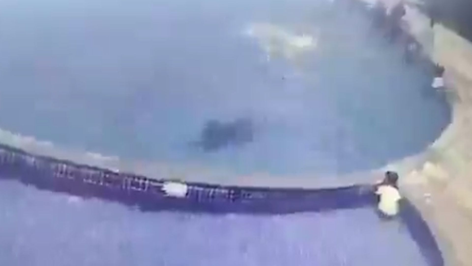 印度度假村泳池遇溺悲劇　33歲男子暈倒墮水亡　8歲兒子池邊呼救無人理 （X影片）