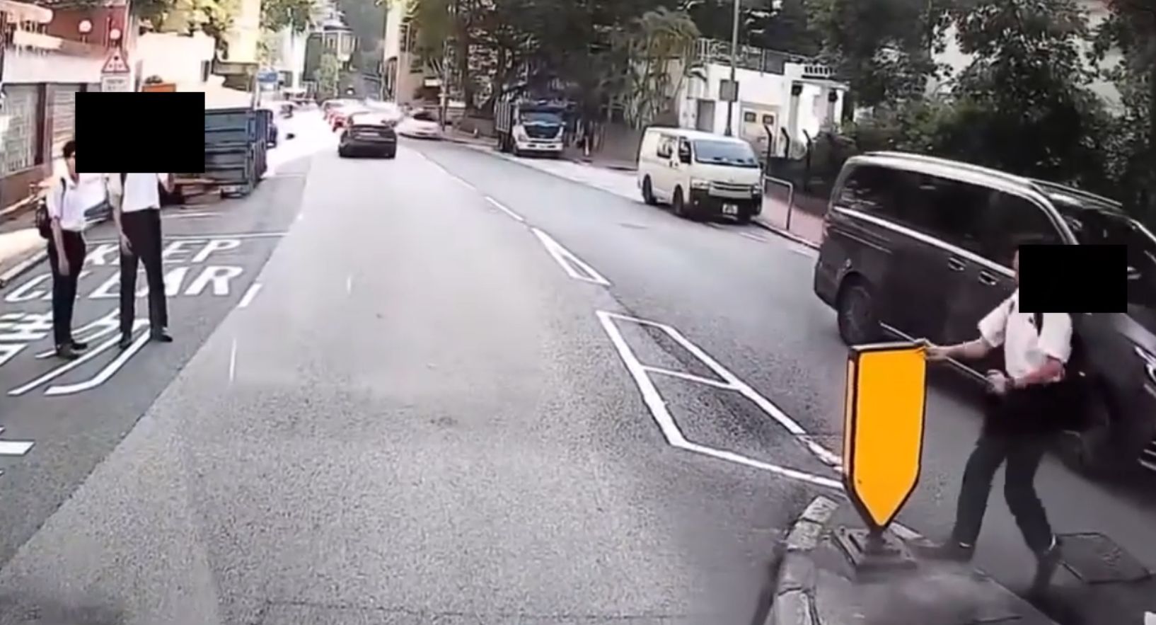 車Cam直擊｜中學生亂過馬路「跳出跳入」