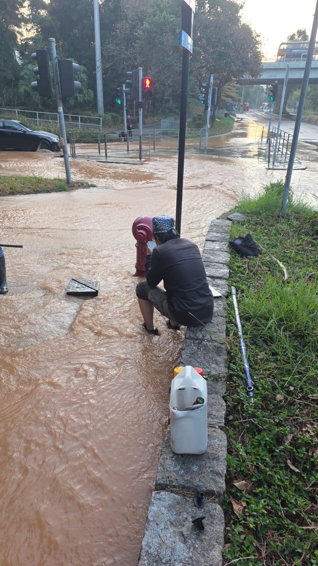 上水新運路冬至爆水管　夾雜沙泥湧路面多個屋苑無水　水務署：涉直徑400毫米食水管