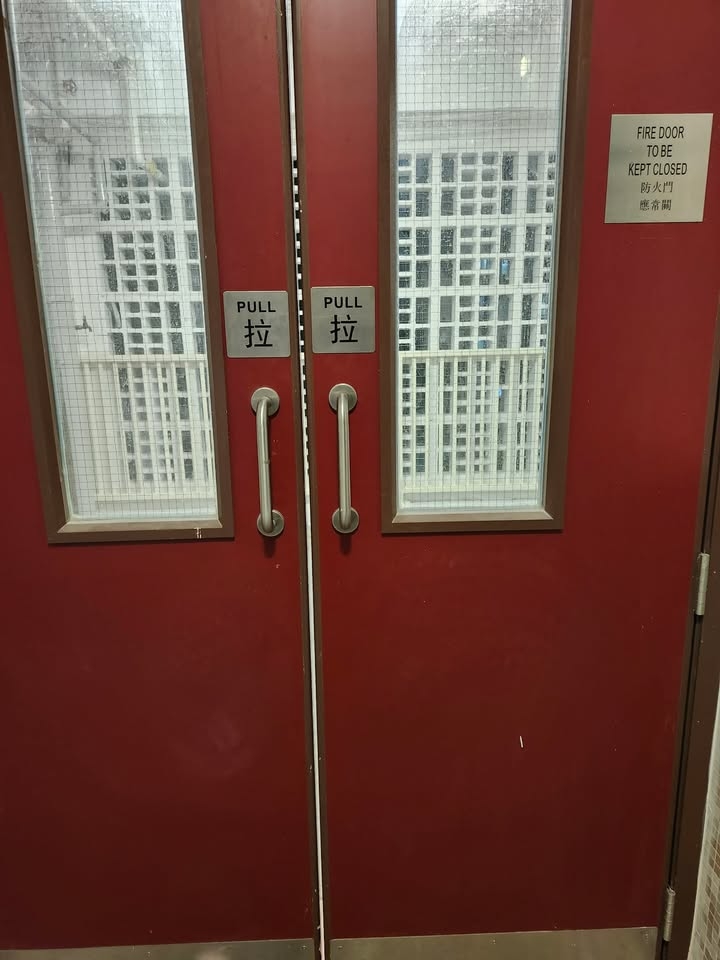 順天邨居民呂小姐向《東張+》報料，指今年在順天邨安装防煙門，惟但防煙門中間的門縫太大，質疑難以防煙。(觀眾呂小姐提供)