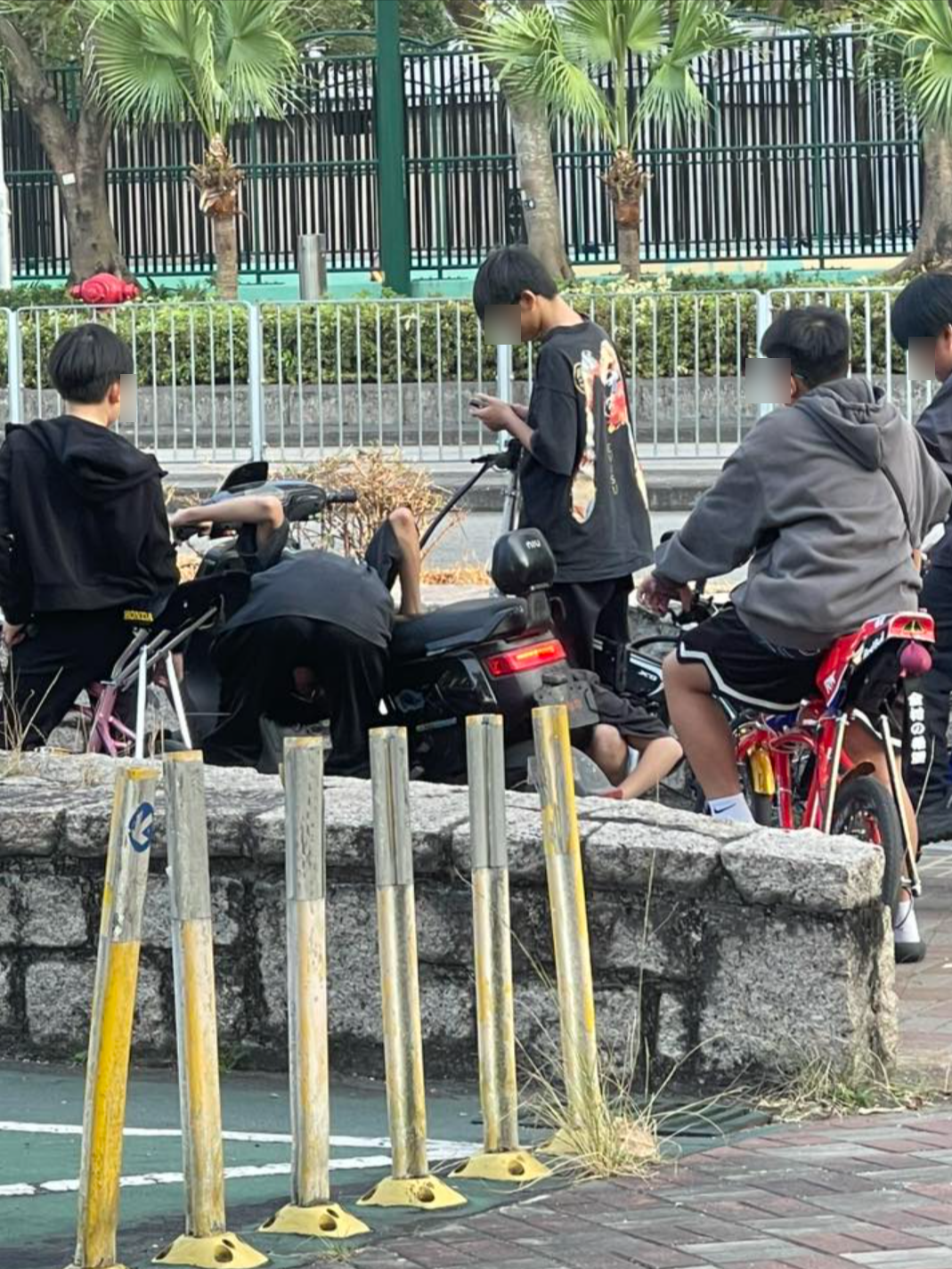 天水圍青少年公然馬路踩「電動單車」　街坊呻好危險：無人捉嘅點解？ （FB群組@天水圍…………日與夜）