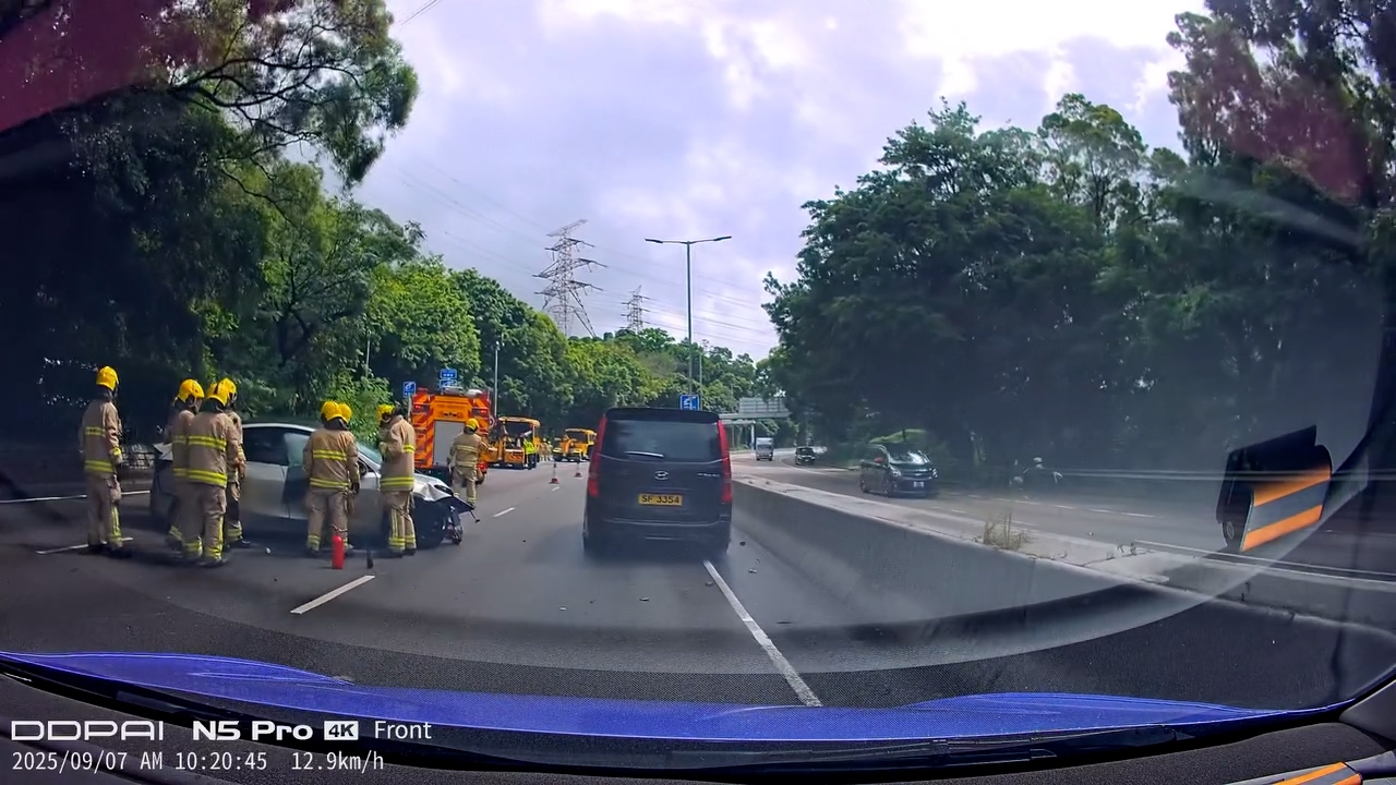大批消防員與警員到場，隧道職員亦在場協助封路處理。涉事Tesla私家車車頭全毀，橫亙慢線和中線之間。（Facebook影片截圖／車cam L（香港群組）／Jason Moore）