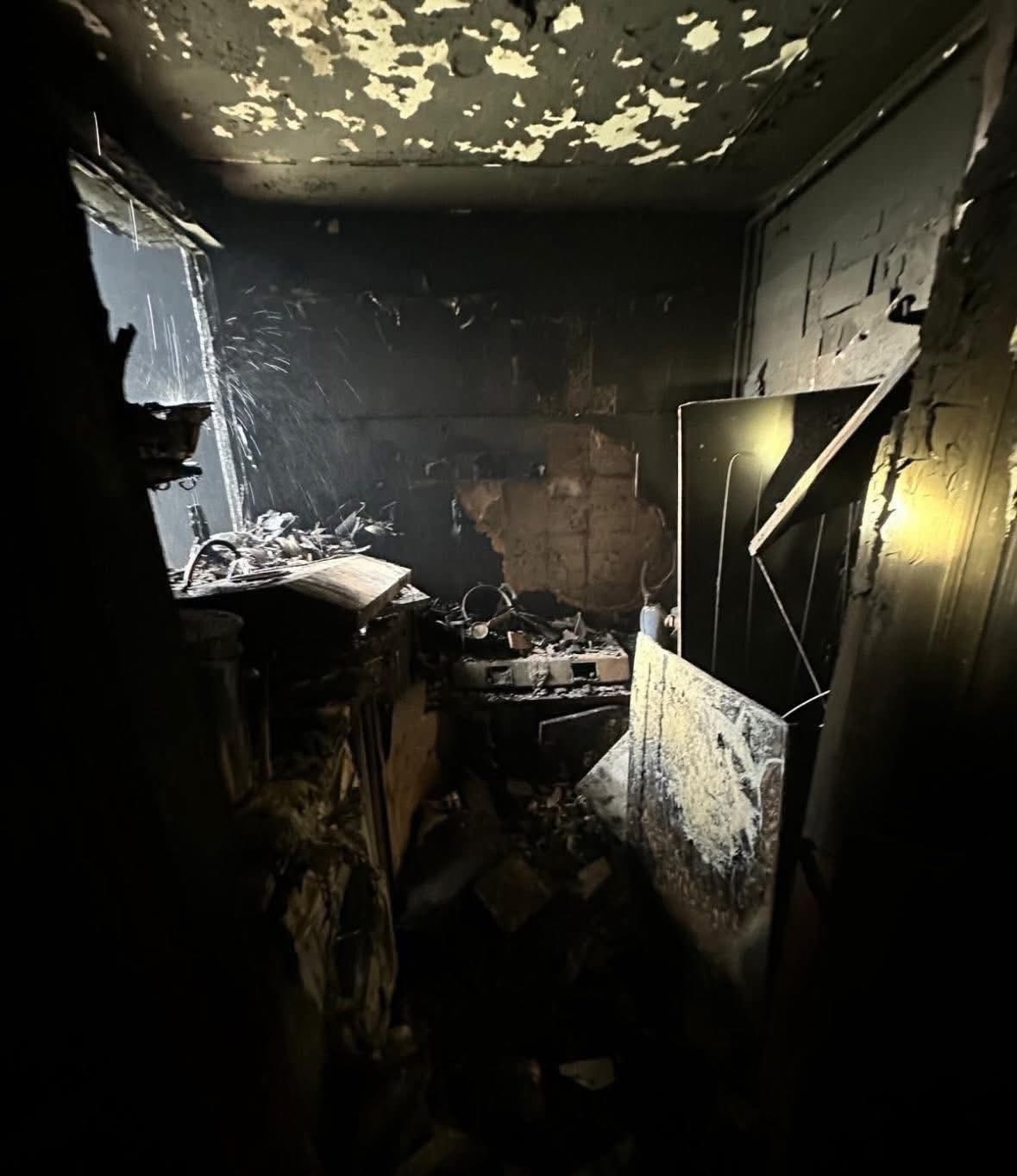 大埔宏福苑五級火｜災後單位慘況大公開，內櫳「甩皮甩骨」慘絕人寰。(FB@Kitty Chau)