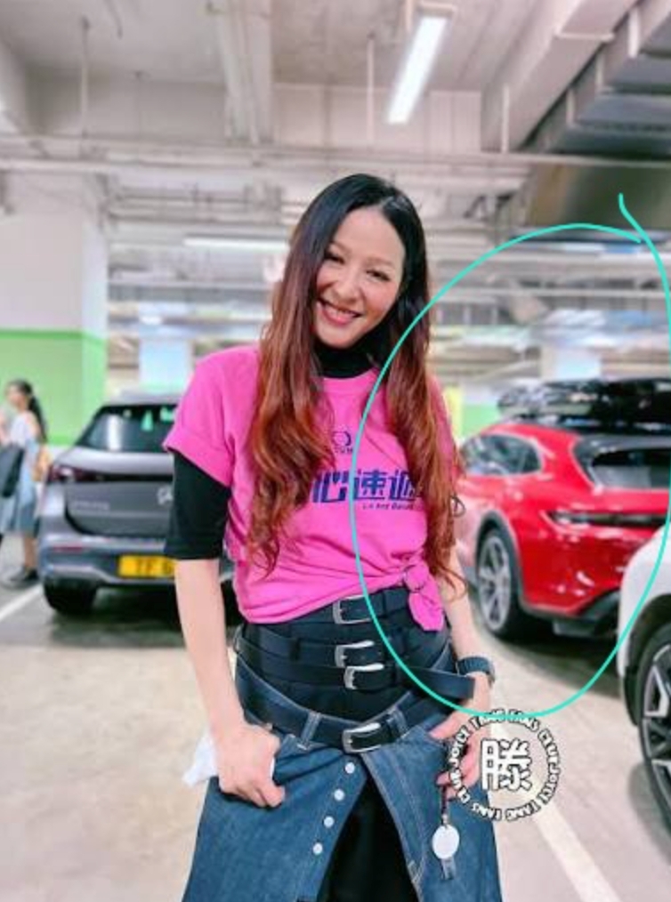 有網民翻出照片，以證明當時的紅色車為滕麗名的座駕。 （fb圖片）