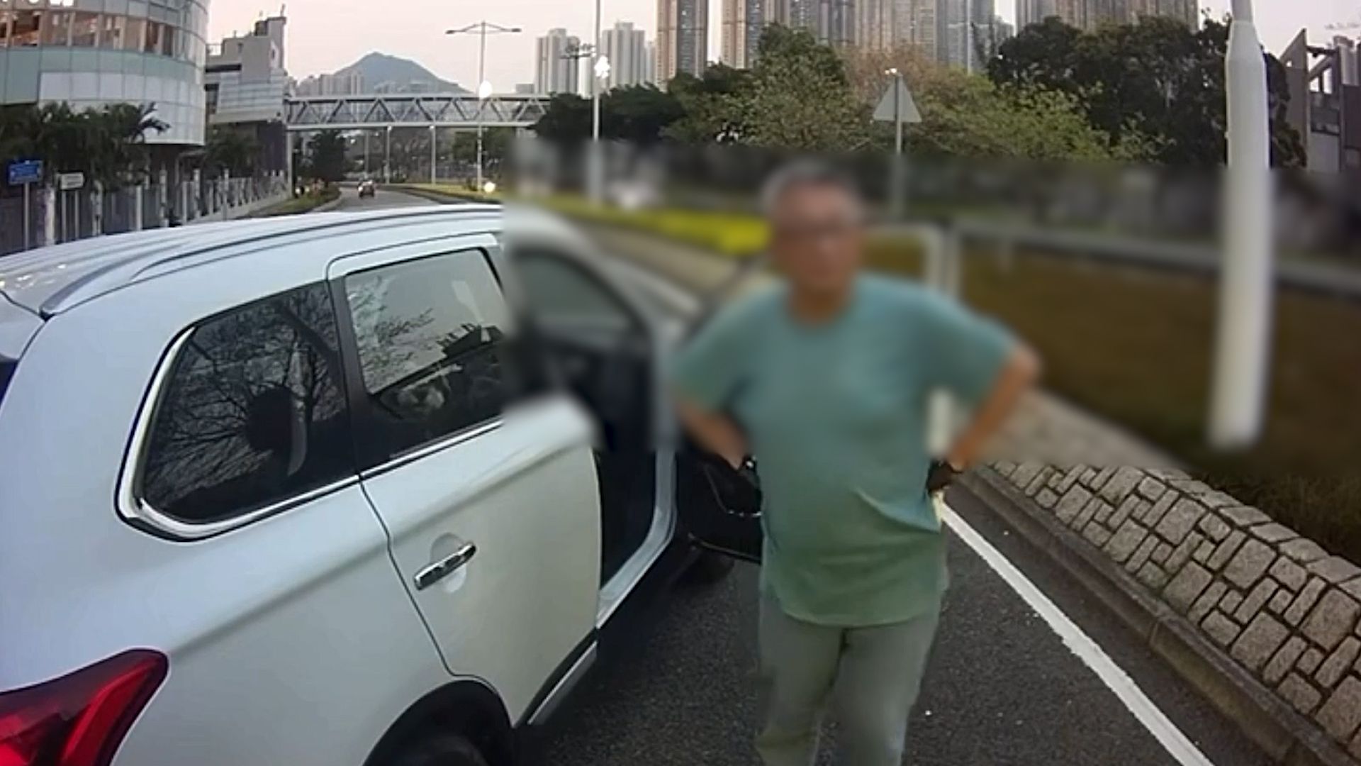 有片｜將軍澳白色私家車螺旋處閘車及讓線沒停