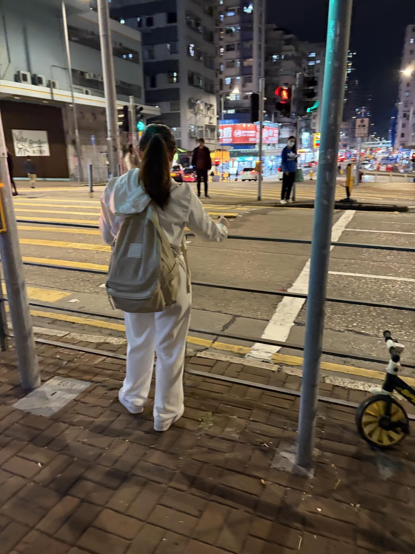 紅爆網絡「雪茄阿妹」再被拍街頭瀟灑食雪茄　網民：真人感覺好唏噓 (Threads@yanfong62)