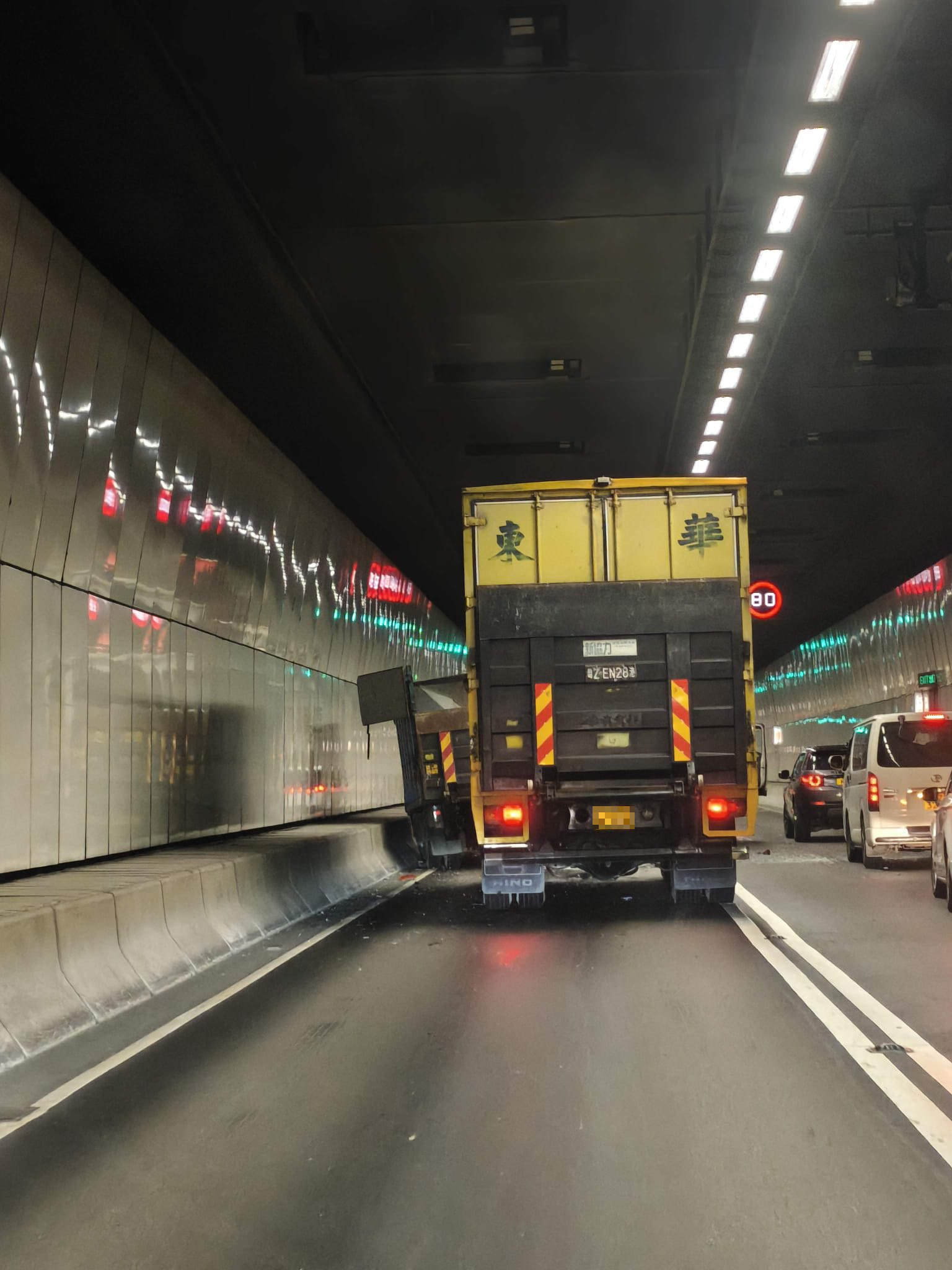 在粉嶺龍山隧道往香園圍管制站方向，有四部貨車在管道內連環相撞，現場地面佈滿車輛殘骸，有貨車車頭變形，其擋風玻璃甩脫。（Facebook圖片／車cam L（香港群組）／Bosco Chu）