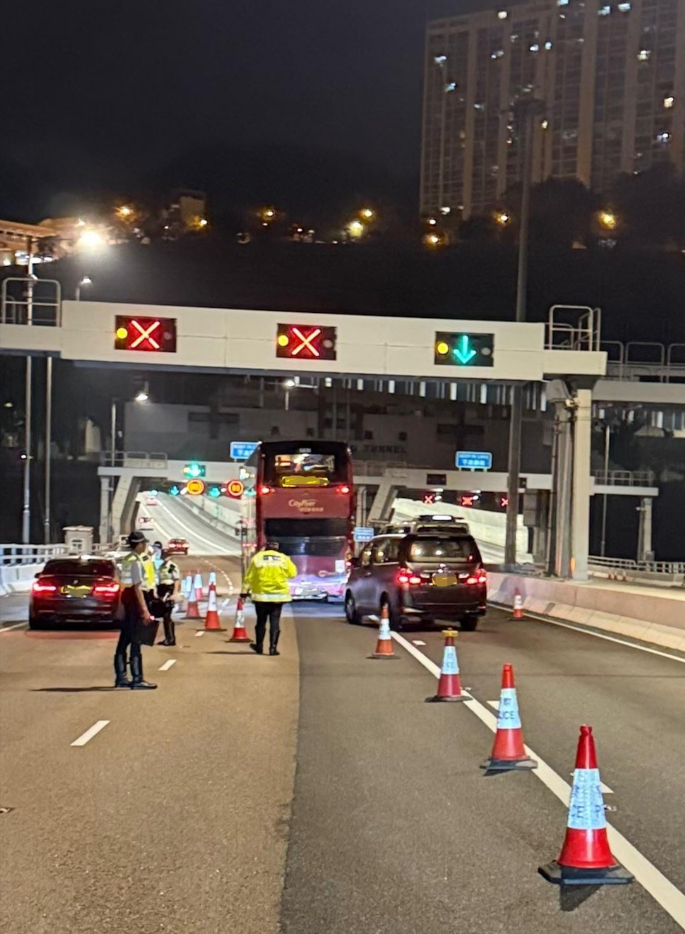 警方復活節假打交通違例　6人涉「醉駕販毒」等8罪被捕　7車涉非法改裝遭拖走 (警方提供)