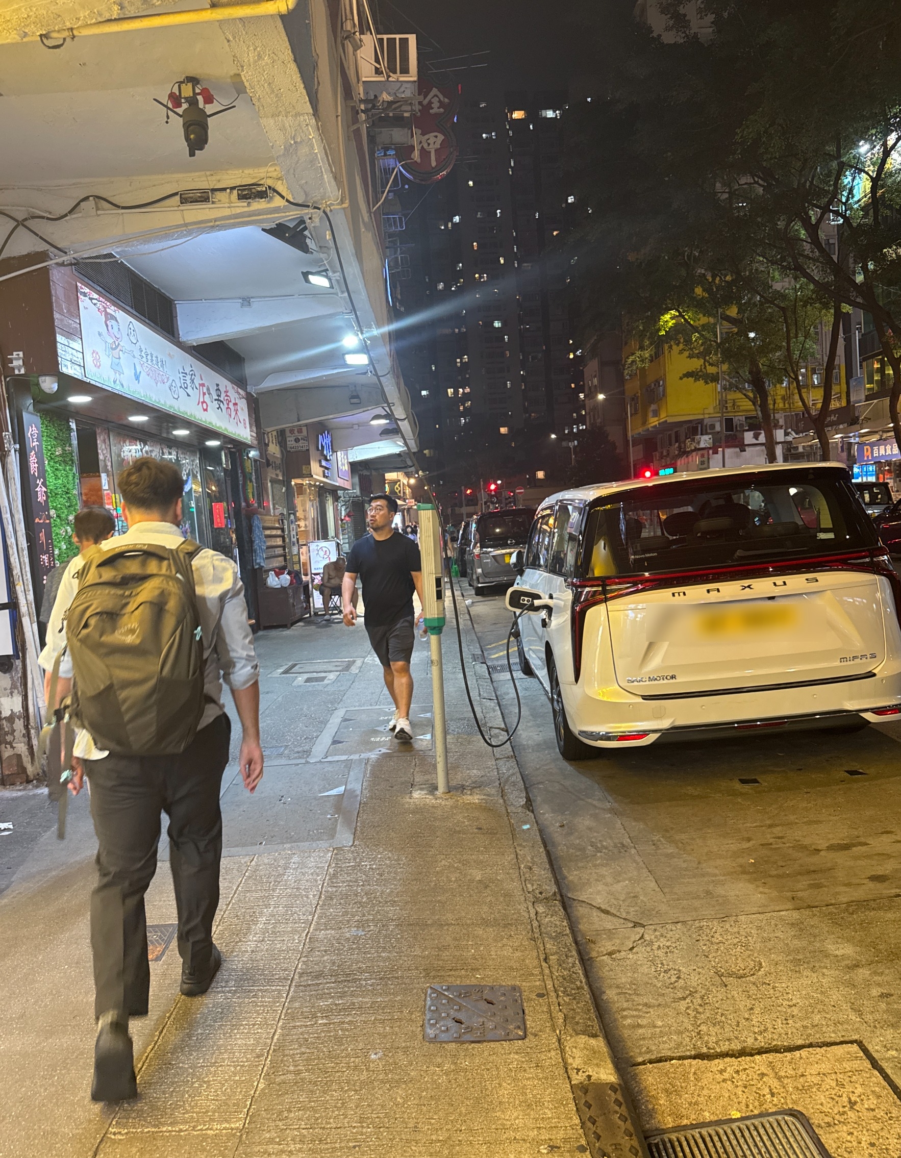 東張西望報料｜北角電動車街頭路邊充電　觀眾報料憂火警：是否合法安裝？（觀眾孫先生提供）