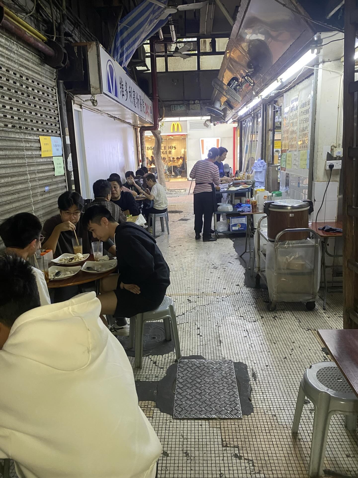 多人湧到大寶冰室品嚐肉餅飯。（Threads圖片／colourmc）