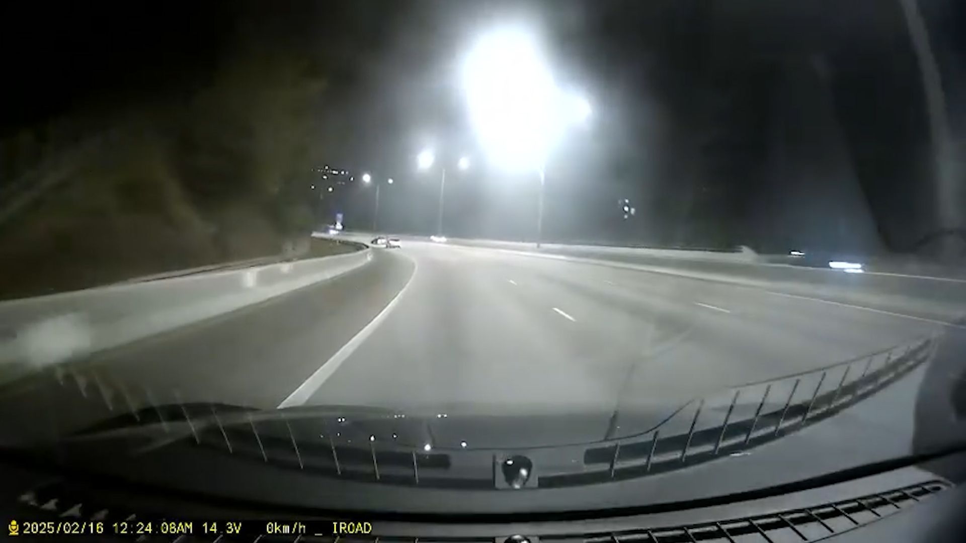 屯門公路私家車疑入彎時「甩尾」。(影片截圖)