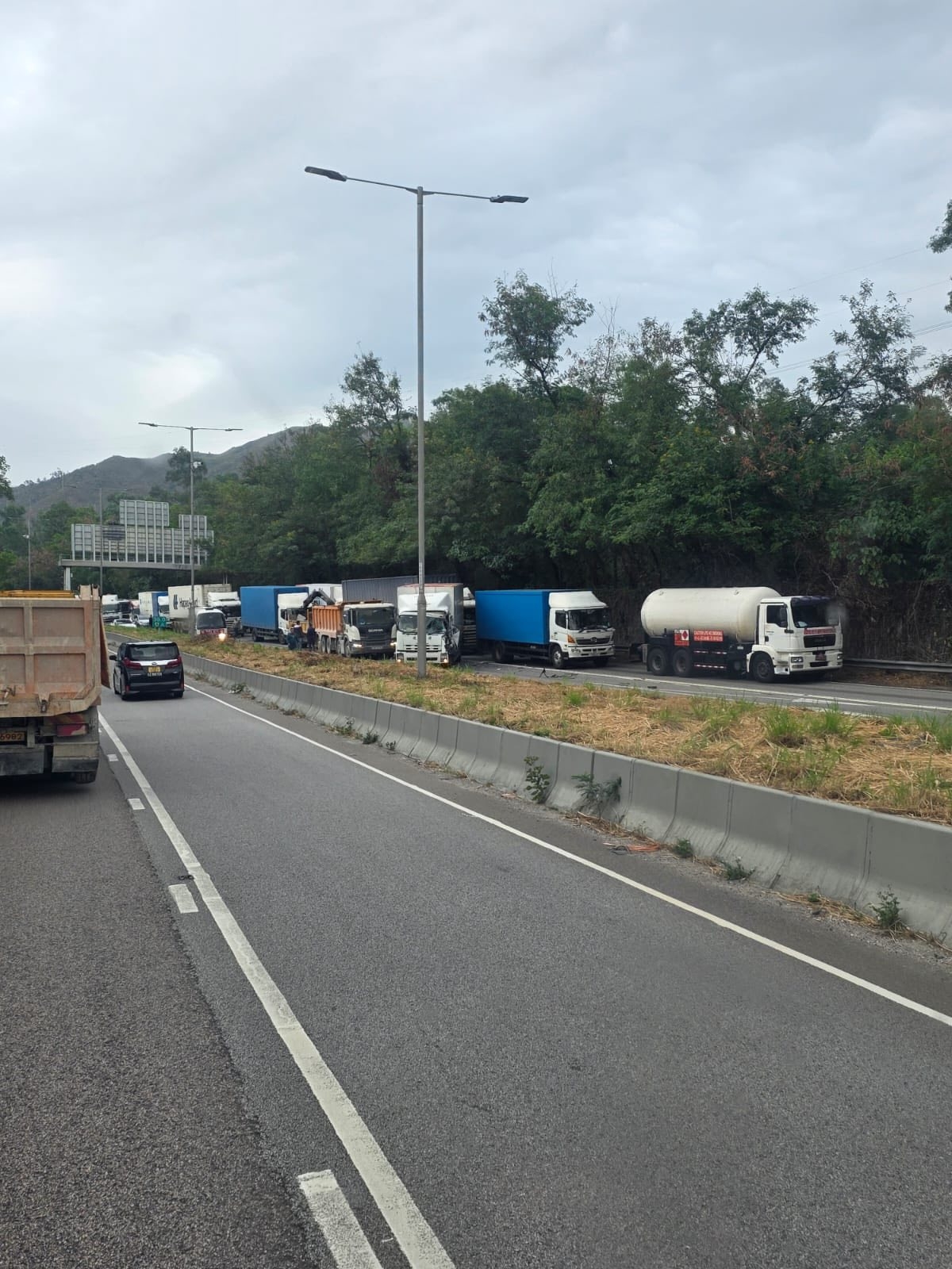 新田公路「4車串燒」多輛大型車輛相撞　一名司機腳部受傷被困 (Facebook@Bosco Chu)