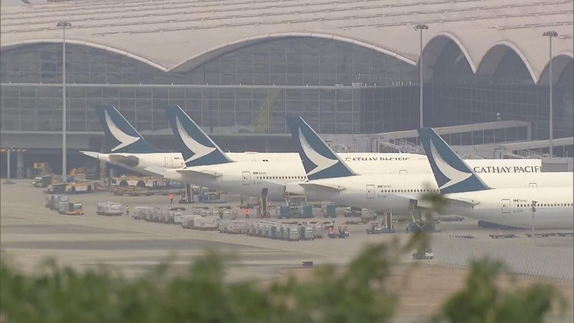 國泰波士頓抵港航班內地乘客圖開艙門　機組人員及時制止　警登機拉人