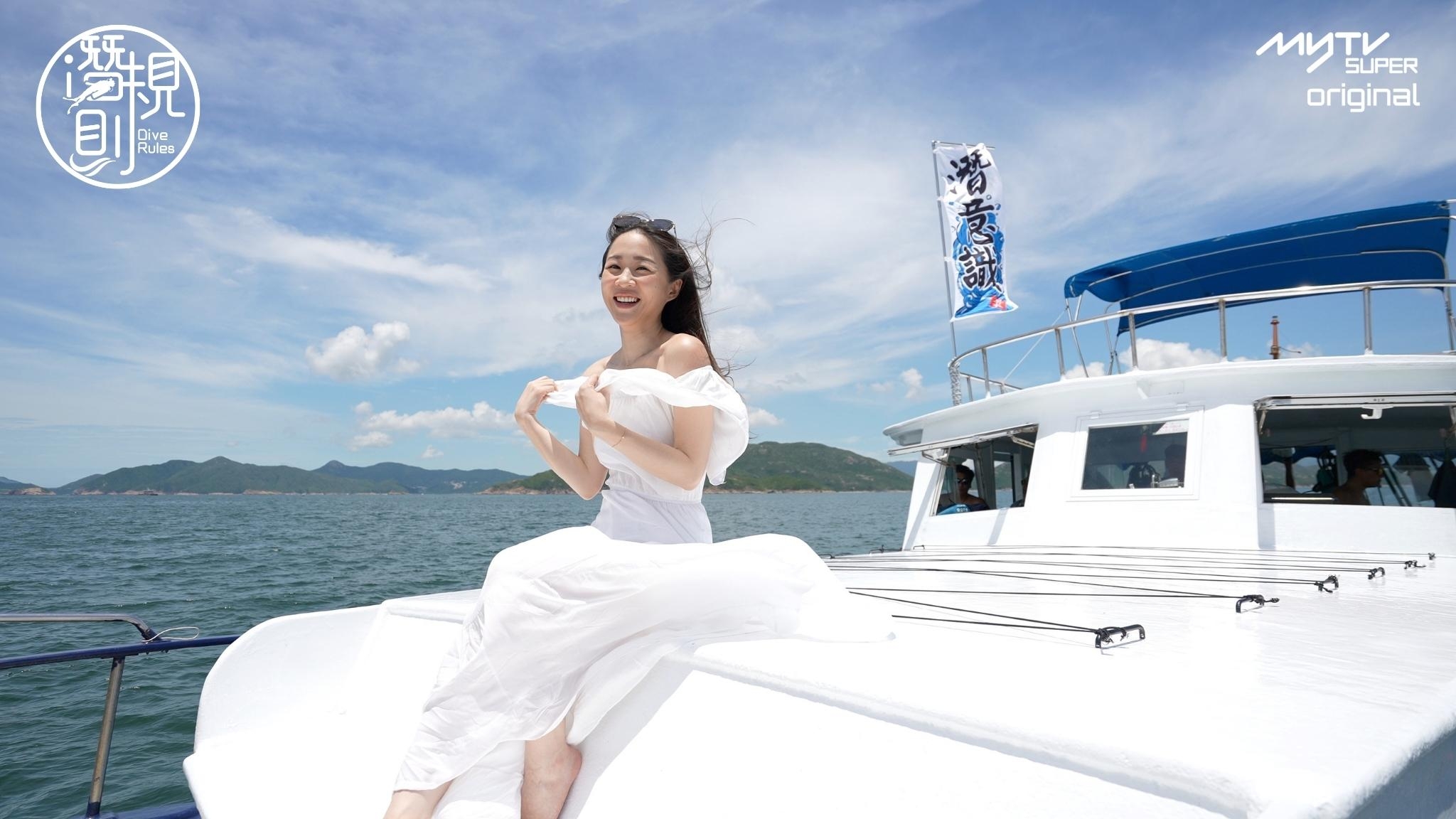 Joyce 魏韵芝船上留倩影 。