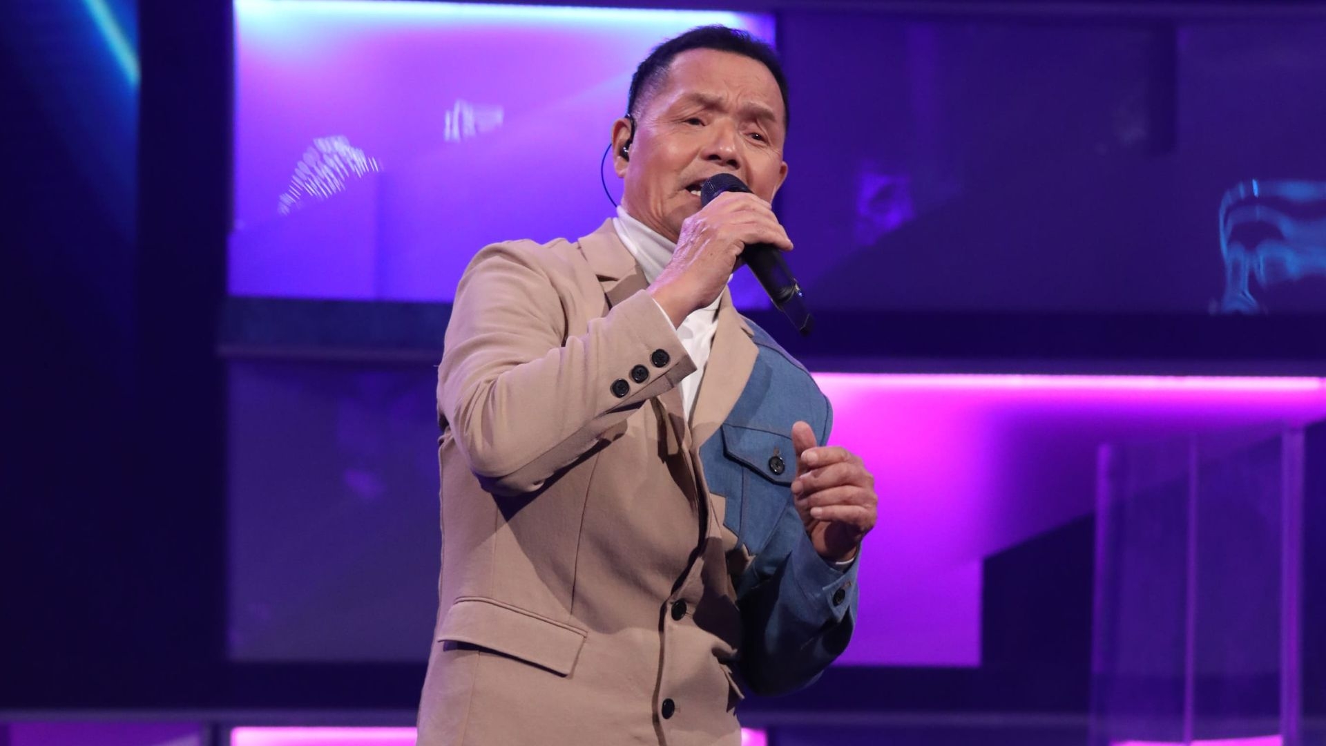 Bill哥哥今次仲會邊唱邊跳，好 Cute!