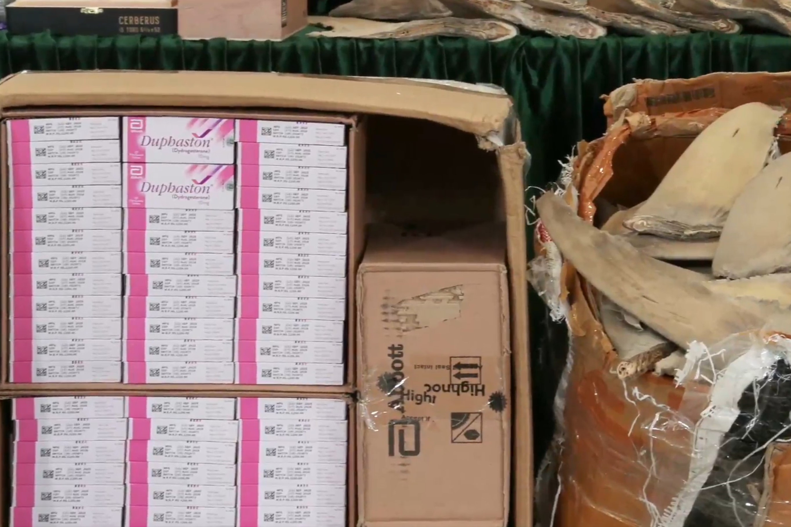 海關檢獲大批走私貨物，包括藥劑產品、煙草產品、煙彈、燕窩、受管制的魚翅、沉香木等，總值約2900萬元。（海關Facebook直播截圖）