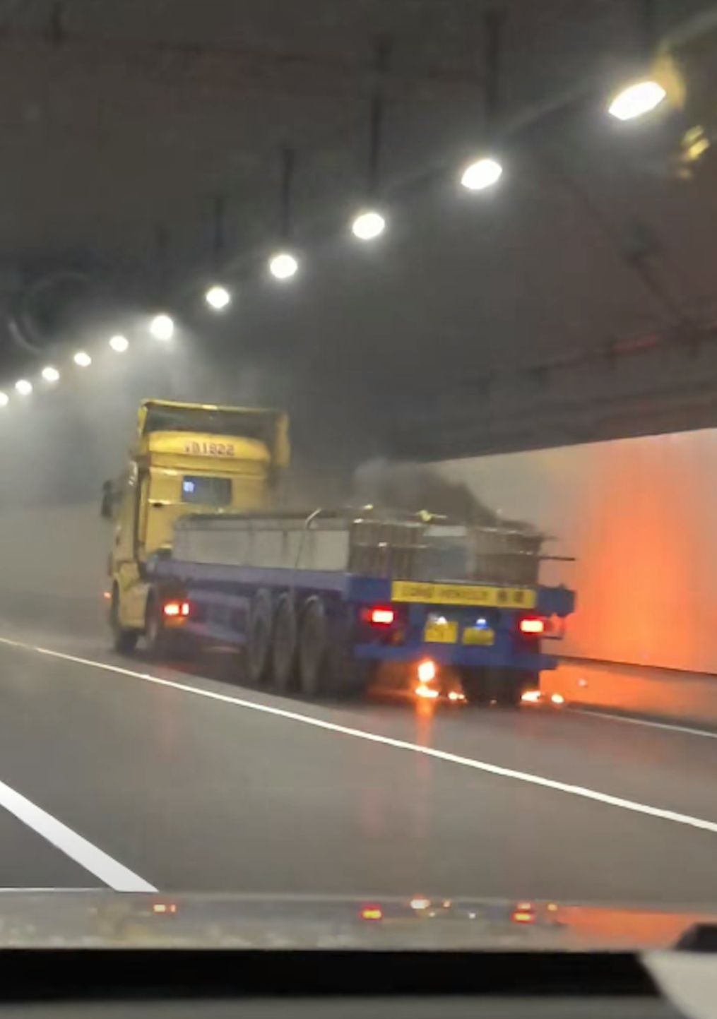 東張西望報料｜港珠澳大橋海底隧道拖頭著火　觀眾報料：一係燒死一係塞死 （網上圖片
