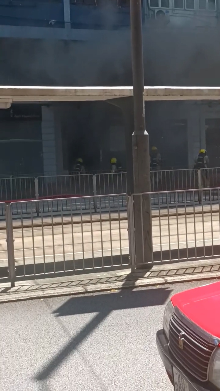 多名消防員進入店內撲救。（Facebook影片截圖／香港交通及突發事故報料區／Alex Wong）