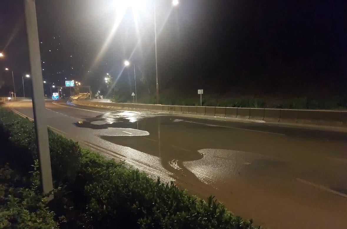 將軍澳環保大道直徑900毫米咸水管爆裂。(FB@方國珊)