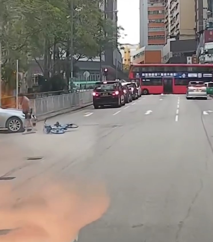 車Cam直擊｜大興單車變飛車　男子落斜衝出路口被撞　網民怒斥單車友