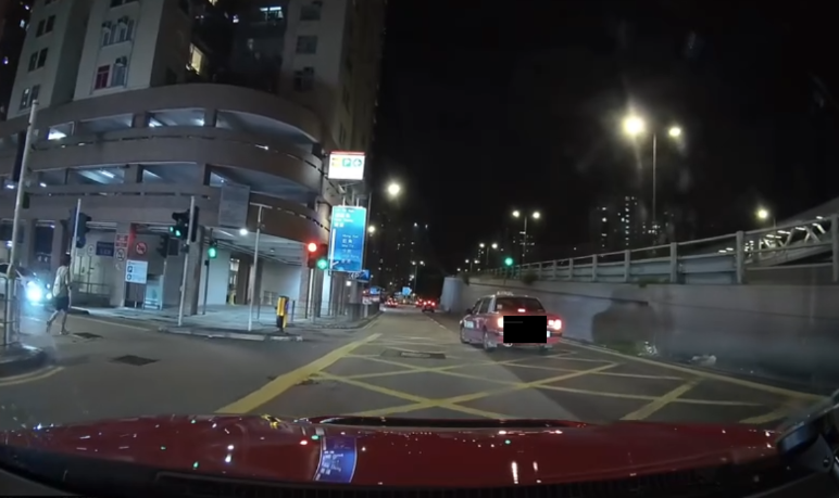 車Cam直擊｜荔枝角道男子中途落的士　司機踩油門撞乘客畫面曝光