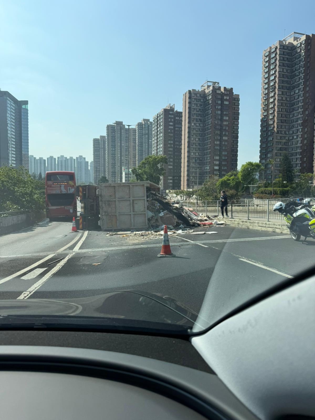 網上相片可見，涉事泥頭車貨斗上的工業廢料散落一地，阻礙兩條行車線。（Facebook 圖片／馬路的事 (即時交通資訊台)／Bosco  Chu ）