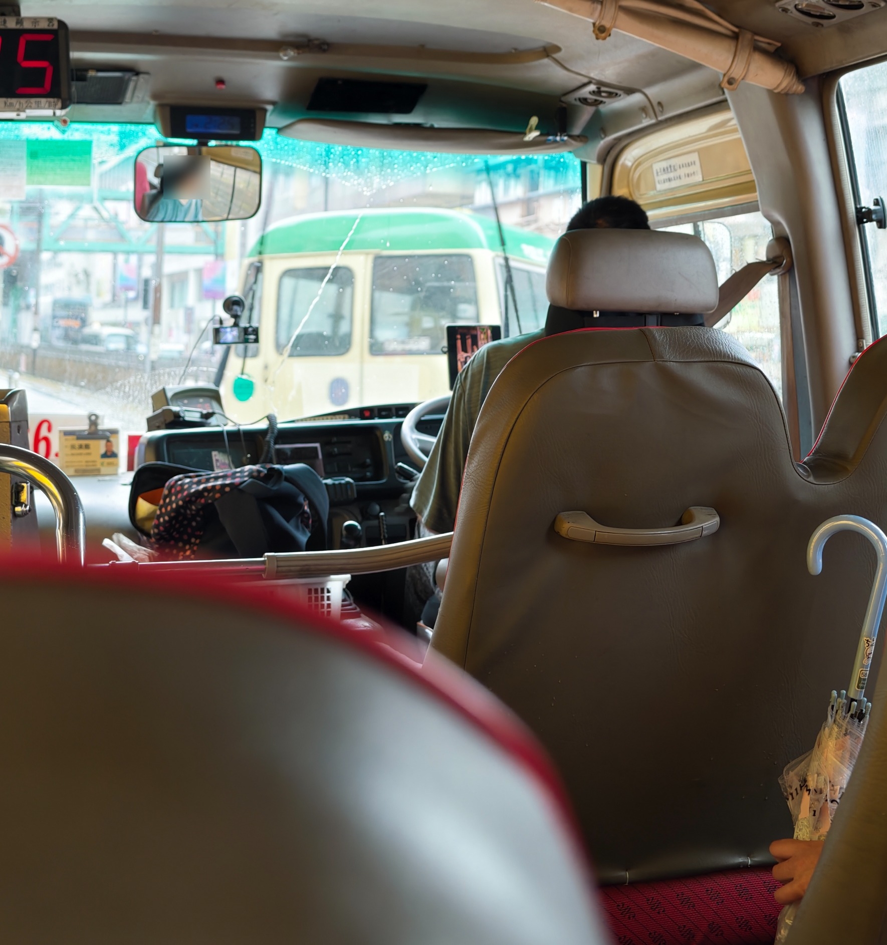 東張西望報料｜元朗專線小巴司機疑邊揸車邊追劇　手機架播電視劇　乘客直斥罔顧安全 （觀眾R先生報料）