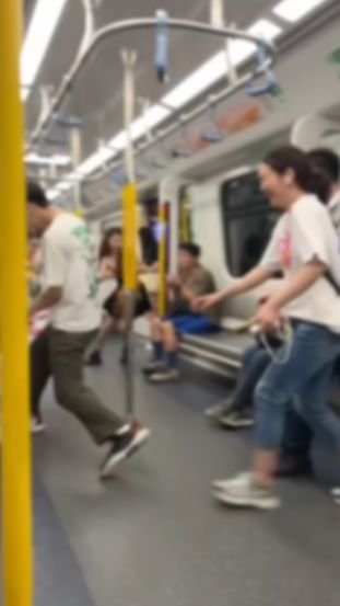 東鐵線內地客衝門爭位片網上瘋傳