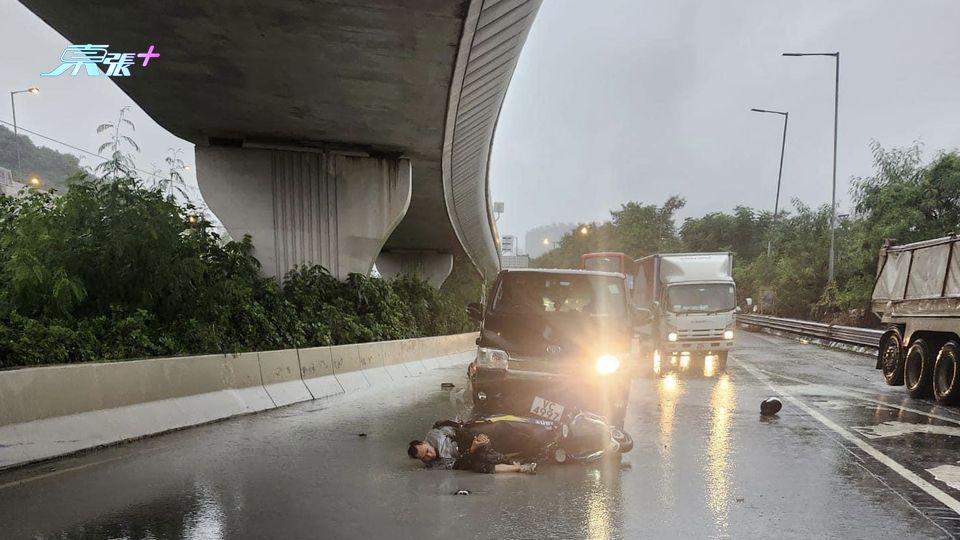 黃雨生效｜沙田大老山公路3車相撞2傷 鐵騎士痛苦倒地