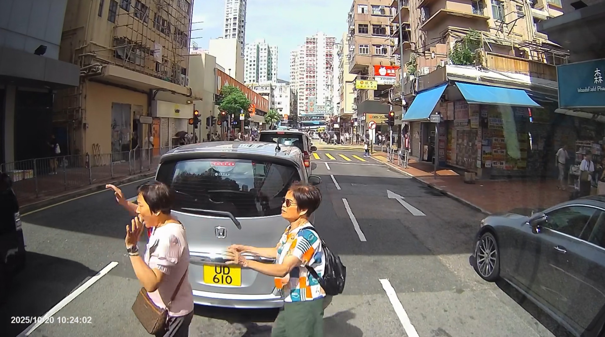 根據影片判斷，貨Van司機因視線死角未能及時察覺行人，煞車不及導致意外。