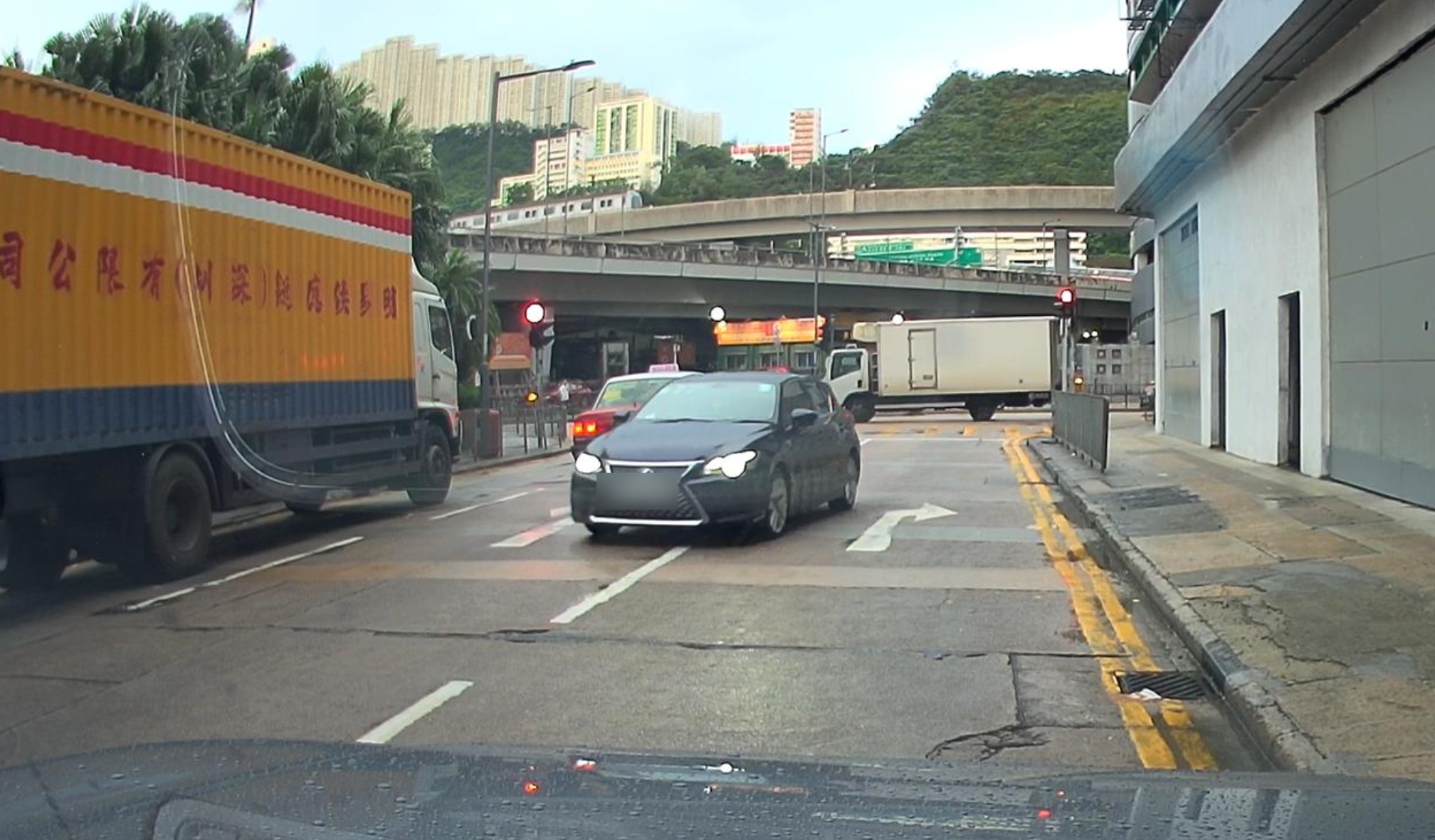 東張西望報料｜葵涌驚現私家車逆線左轉　無視路面箭嘴闖入對頭線　司機嚇到急煞避讓 （報料人提供）