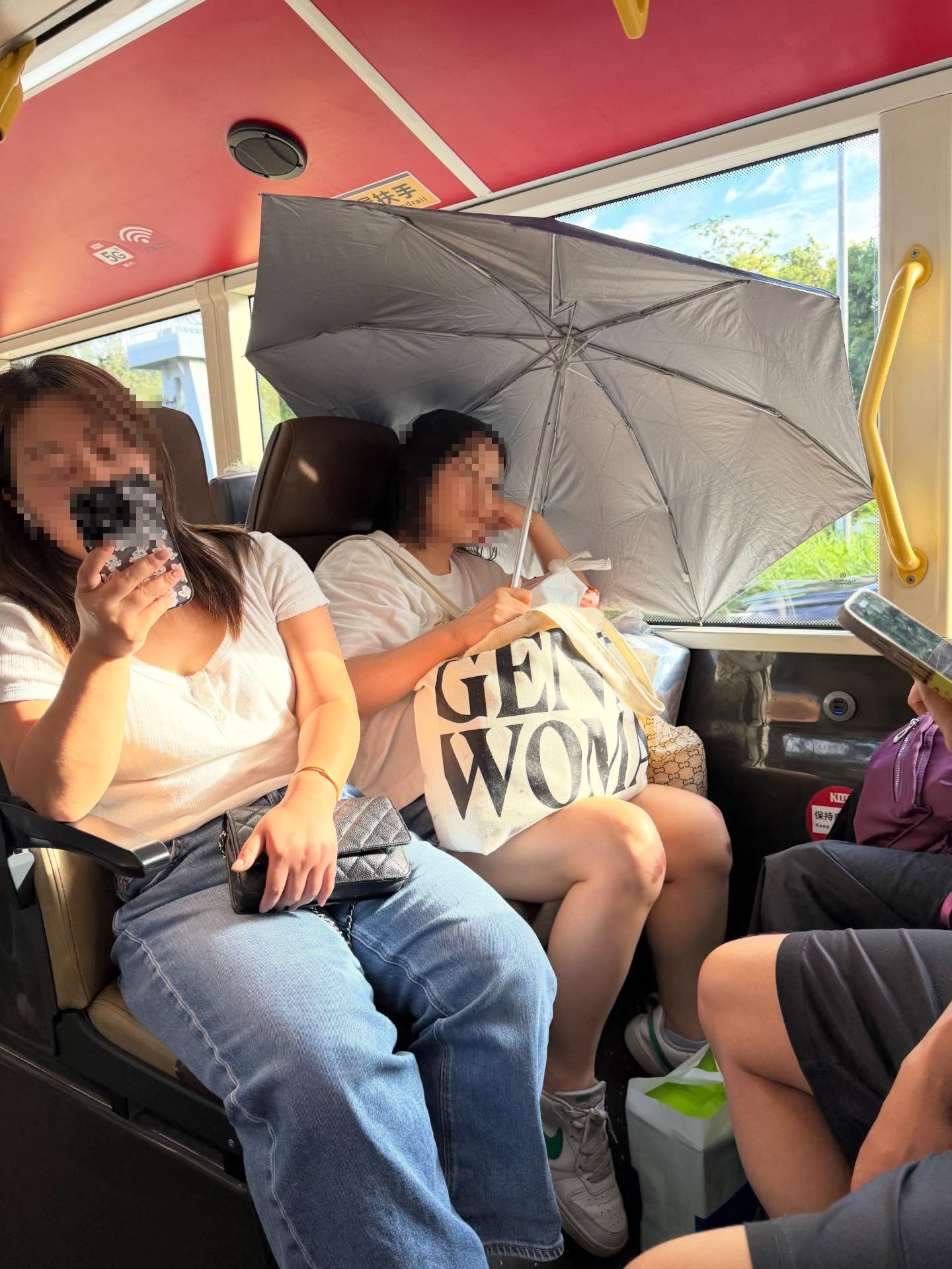 巴士上一名女乘客疑擔心遭到猛烈陽光照射，竟在座位打開縮骨遮擋住陽光。（Threads圖片） 