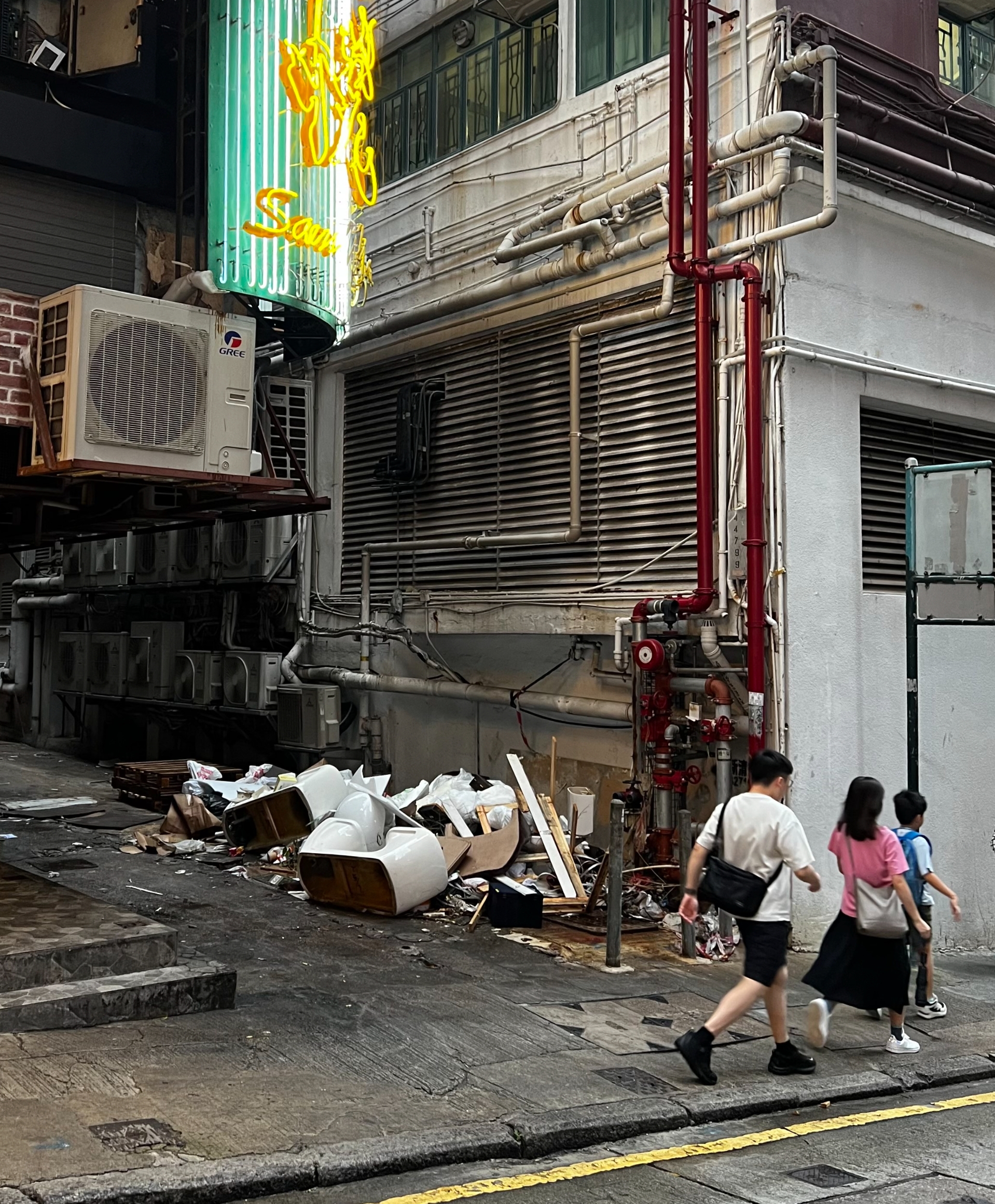 東張西望報料｜北角北景街後巷變「垃圾集中營」　街坊勞氣報《東張》求助 （觀眾朱先生提供照片）