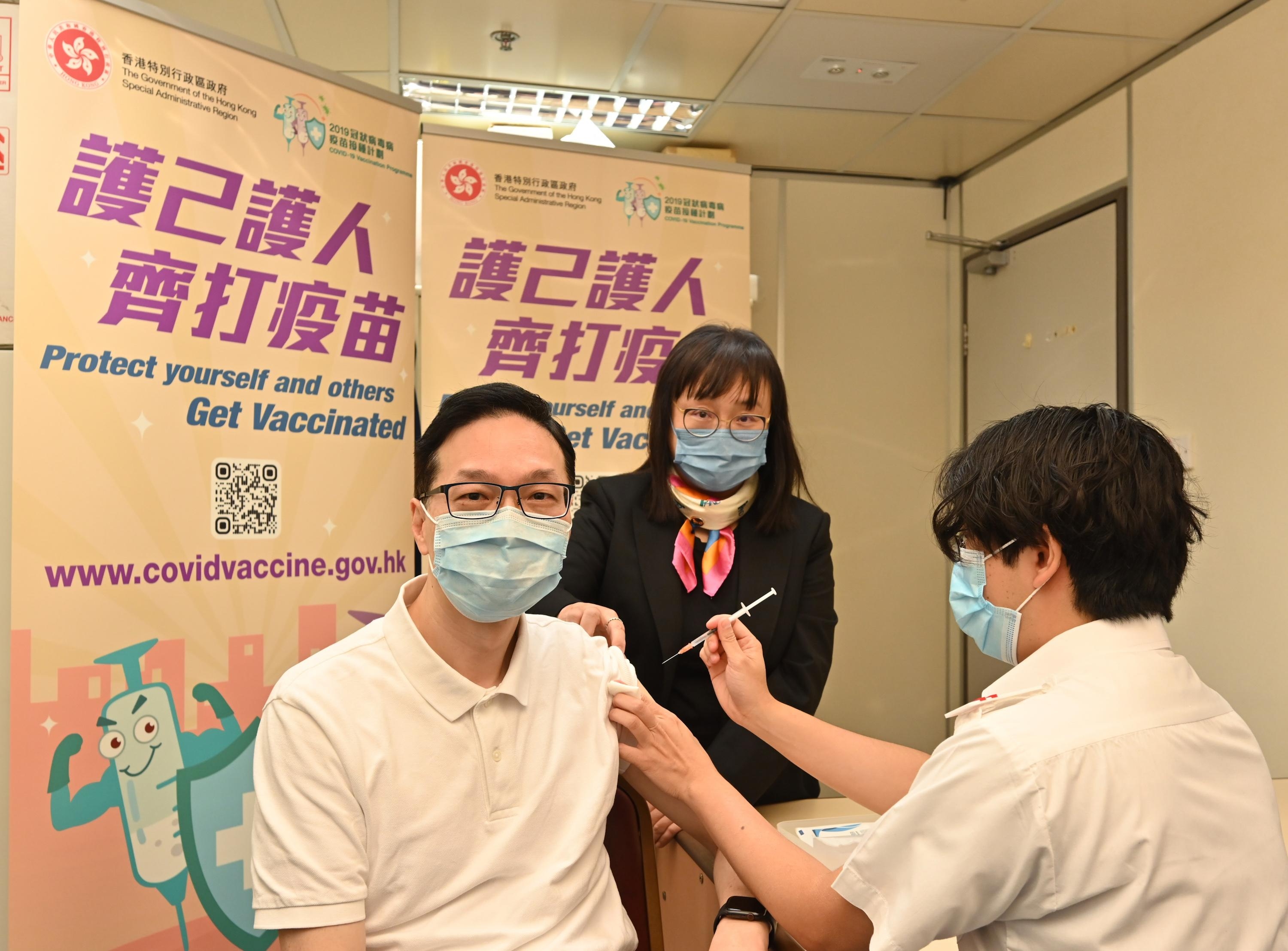 衞生署署長接種第三劑新冠疫苗（附圖）
